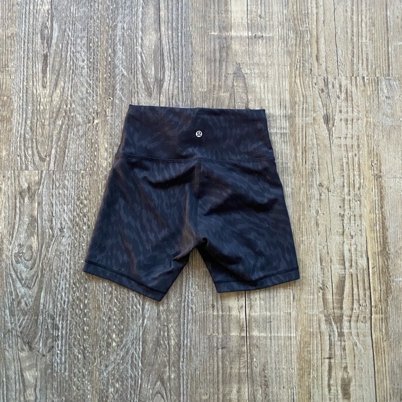 Lululemon Wunder Train Shorts 6” - Picture 2 of 3